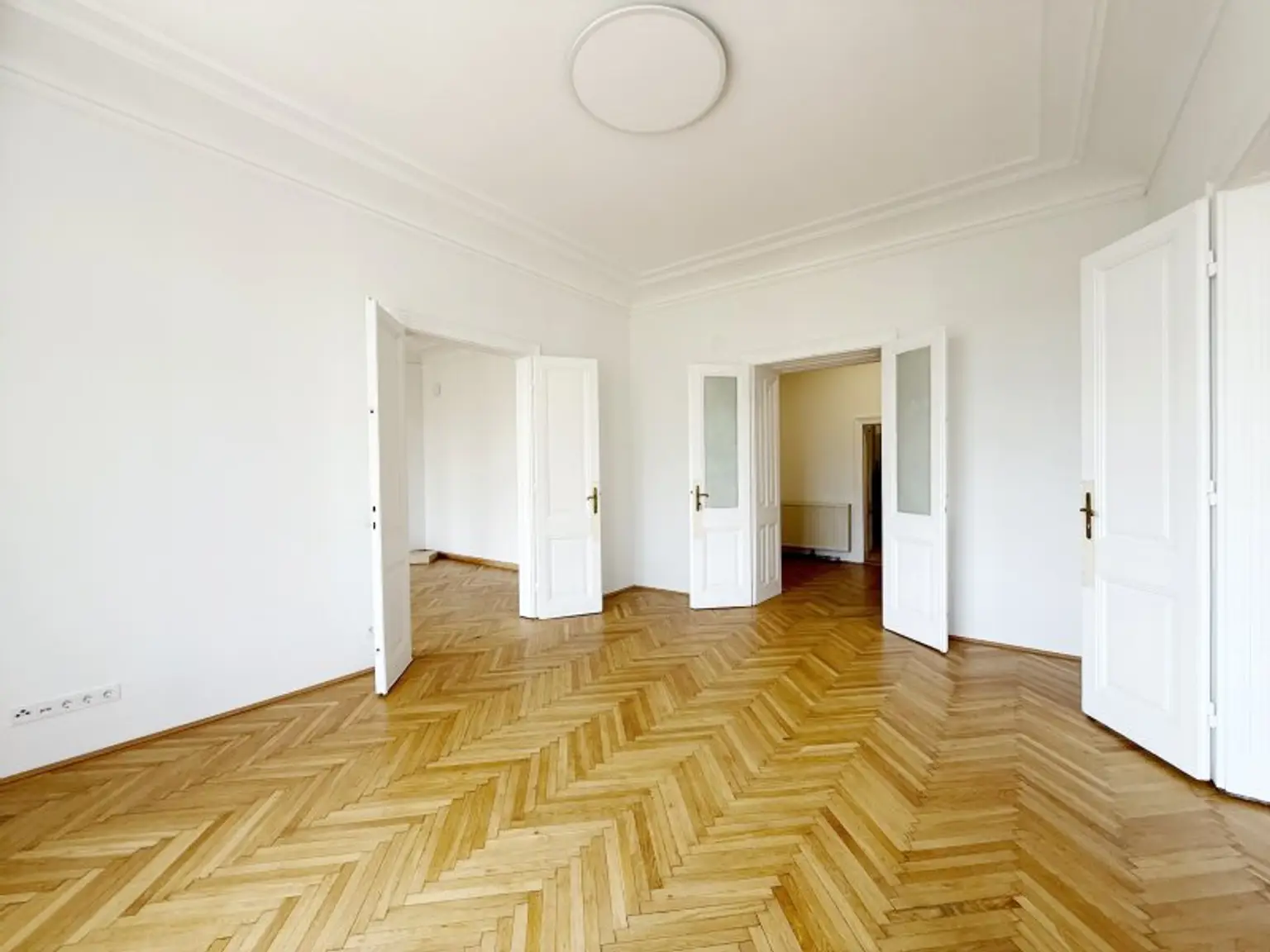 Charmante Bürofläche im sanierten Stilaltbau, unmittelbar bei der U4 und nahe dem 1. Bezirk