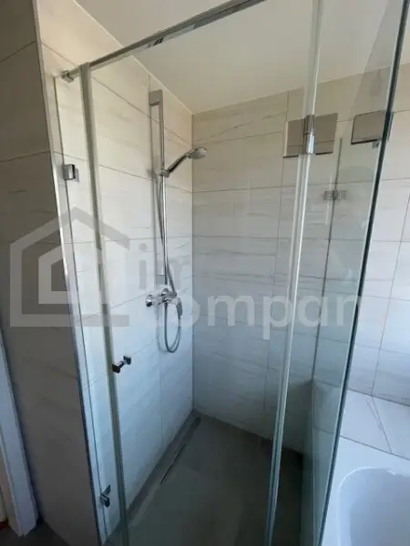 Dachgeschossmaisonette mit einer Traumterrasse und vollmöblierter Küche