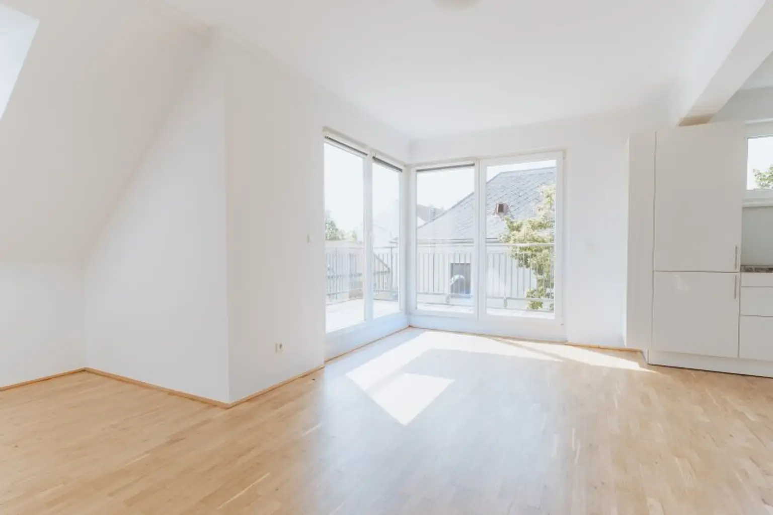 Traumhafte 3- Zimmer Dachgeschoßwohnung über zwei Etagen mit Terrasse