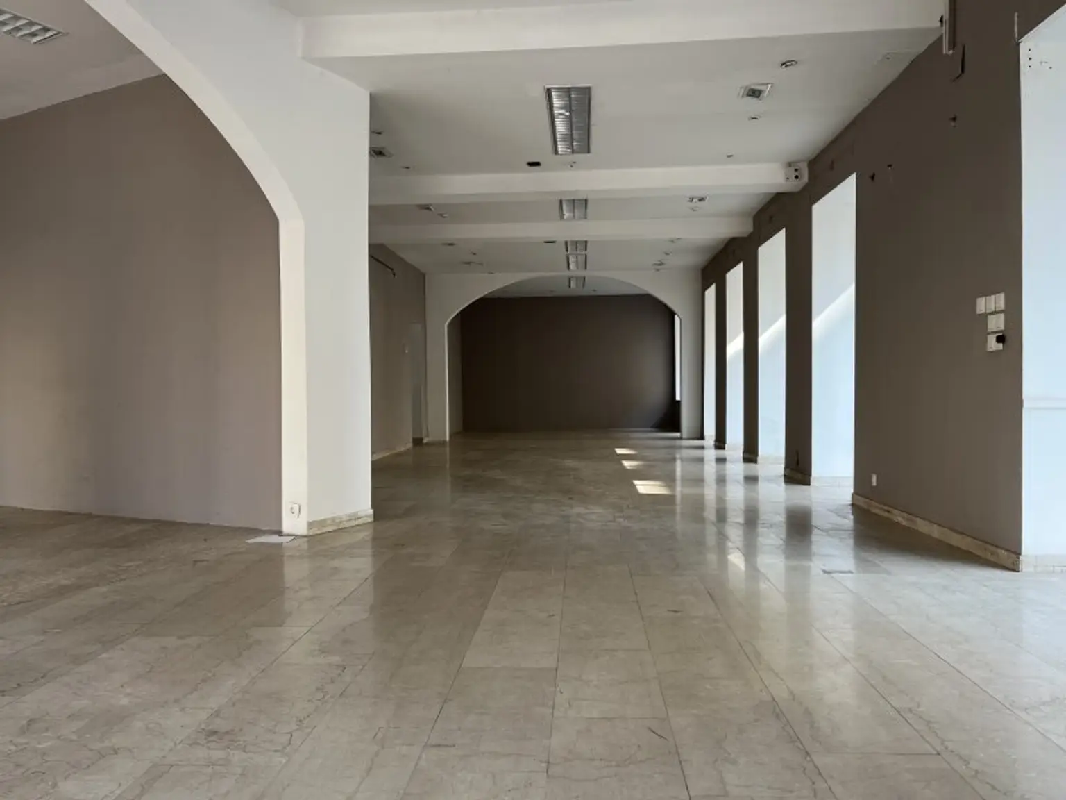 220 m² Geschäftsfläche für Büro/ Praxis/ Lokal mit großen Auslagenfronten nähe Hütteldorfer Straße!