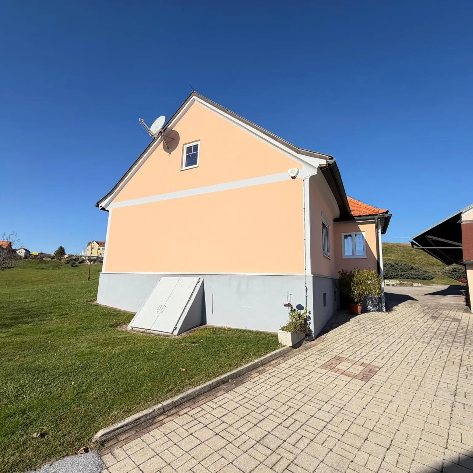 Wohnen in Aussichtslage mitten in der Natur auf  8 Ha. Grund, ehemalige Hofstelle!