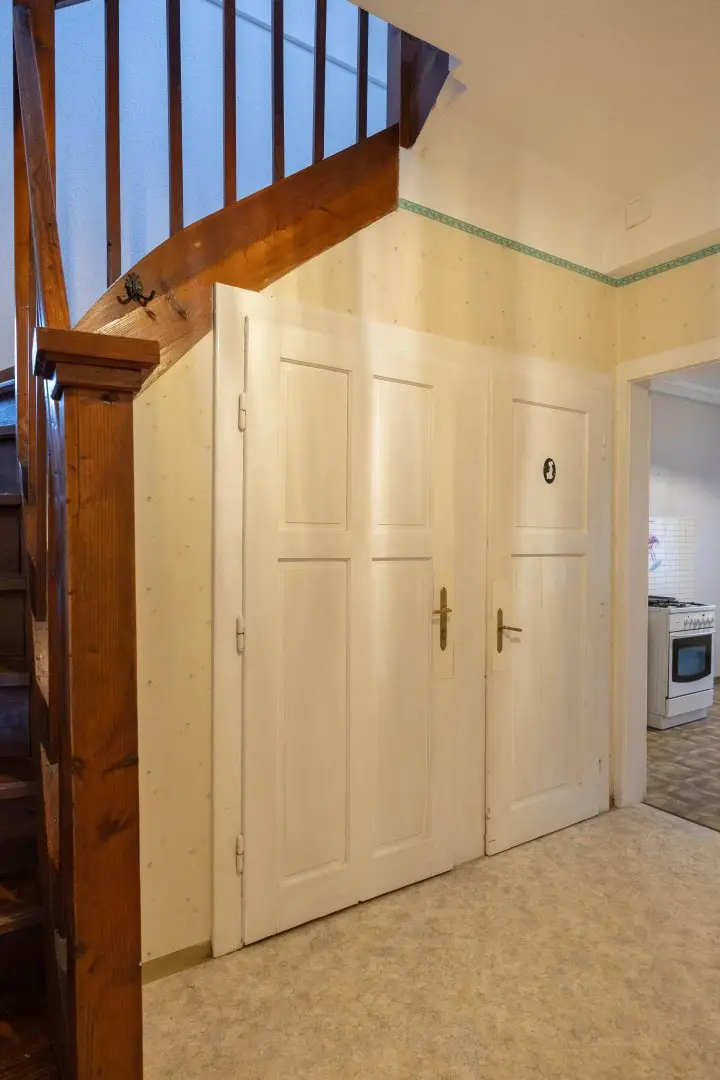 Stiegenaufgang -WC -Kellerabgang