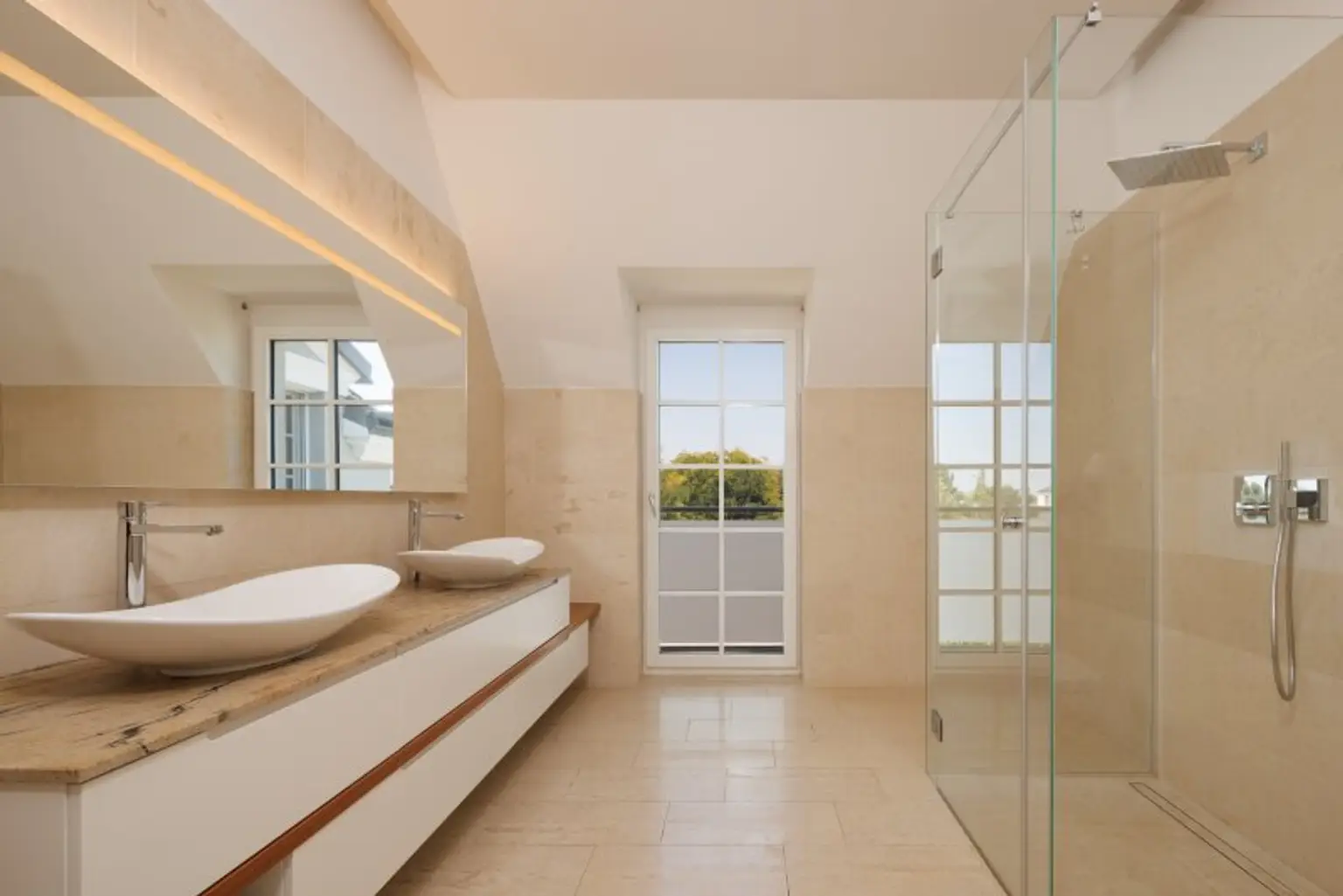 LUXUS VILLA mit Innenpool und Weinkeller im Golfclub Fontana
