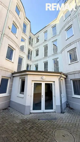 Ehemaliges Seniorenheim, gewerbliche Widmung, große Dachterrasse & 16 Garagen in Wiener Neustadt – Top Chance!