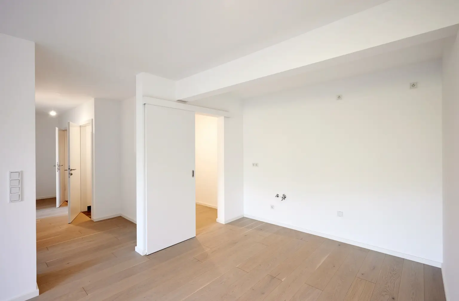 ERSTBEZUG!  4-Zimmer-Wohnung mit Balkon und Parkblick nahe der Donau!