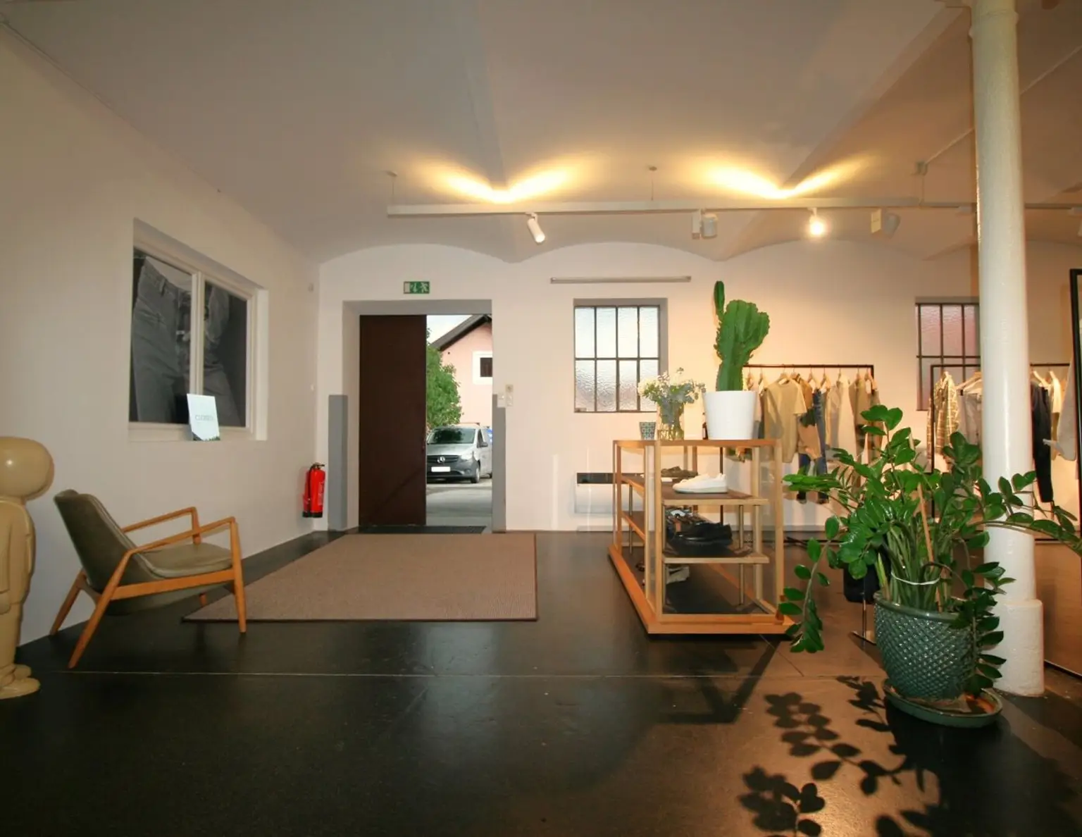 Ausstellungsfläche / Büro mit großzügigen Lagerflächen in Salzburg Nord