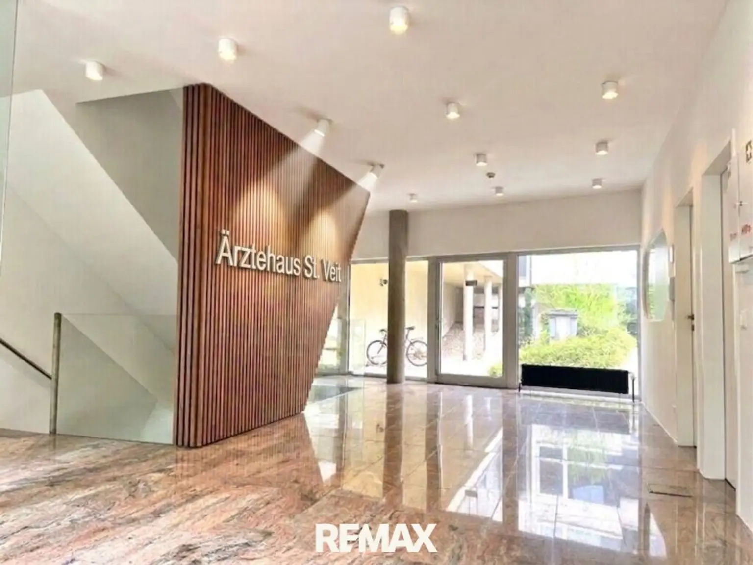 Modernes Praxishaus/ Bürohaus in Hietzing mit Garage & 4 Stellplätzen