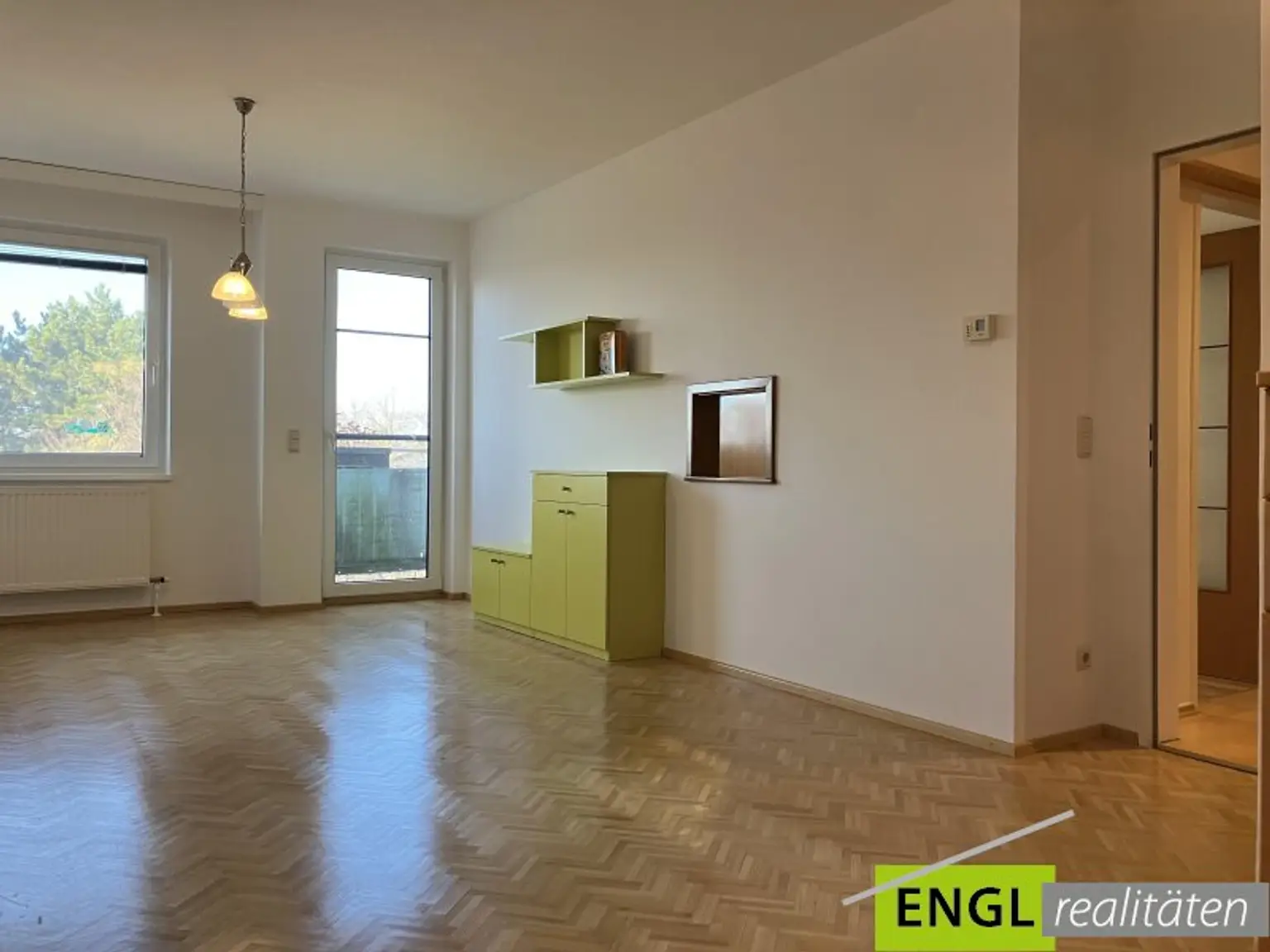 Wohnzimmer mit Balkonausgang