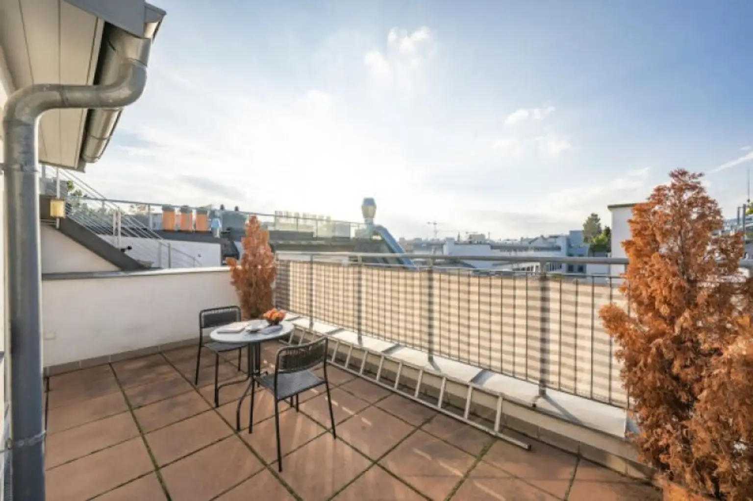 STAATSOPER-BLICK, klimatisiertes 110 m2 Dachgeschoss mit 20 m2 Terrasse, 3 Zimmer, Extraküche, 2 Bäder, Möblierung möglich