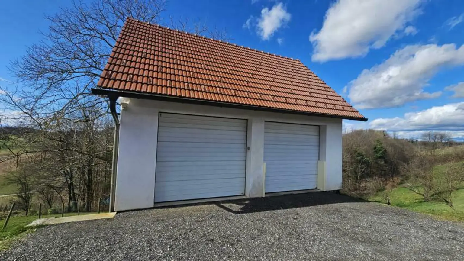 ** Geschmackvolles Zweifamilienwohnhaus - ca. 19ha LW-Fläche mit Wald ** unvergleichbarer Panoramablick auf Schloss Kapfenstein und das steirische Hügelland **