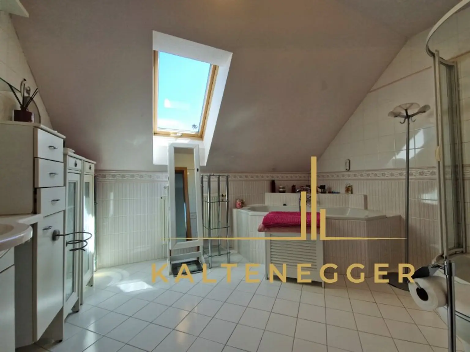 DG: Bad + WC ca. 8,75 m²
