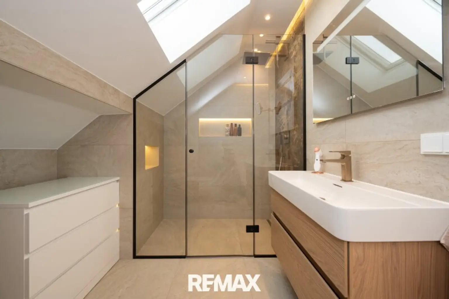 Badezimmer (DG)