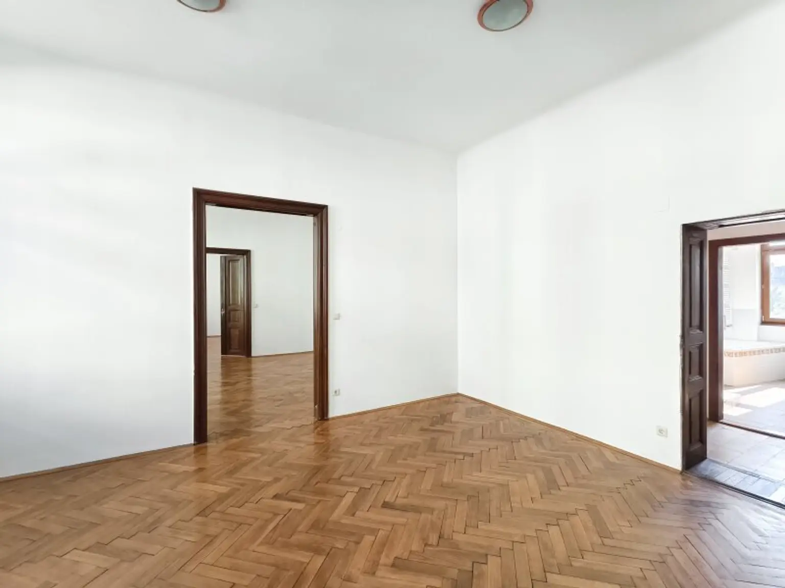 erstes großes Zimmer straßenseitig