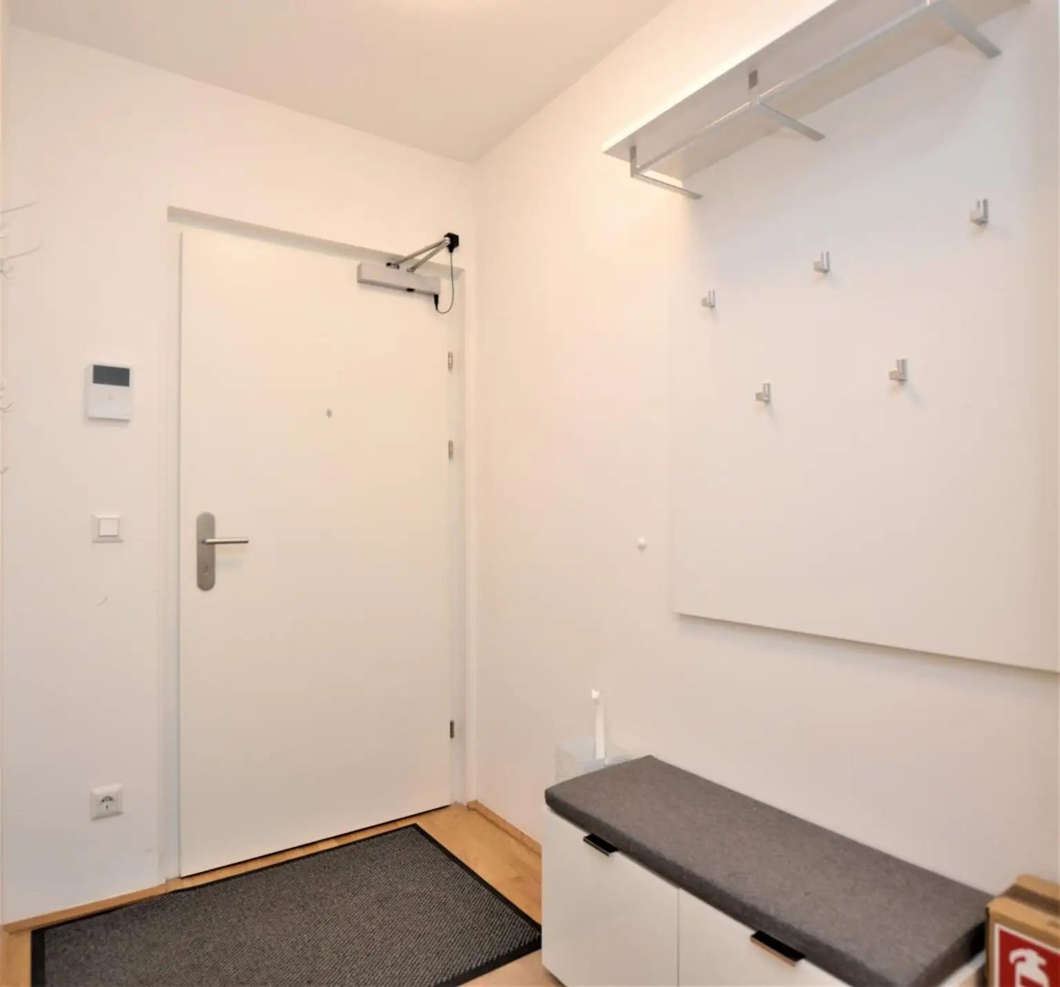 Kofferpacken und einziehen! Komplett ausgestattete 2 Zimmer Wohnung inkl. Garagenstellplatz