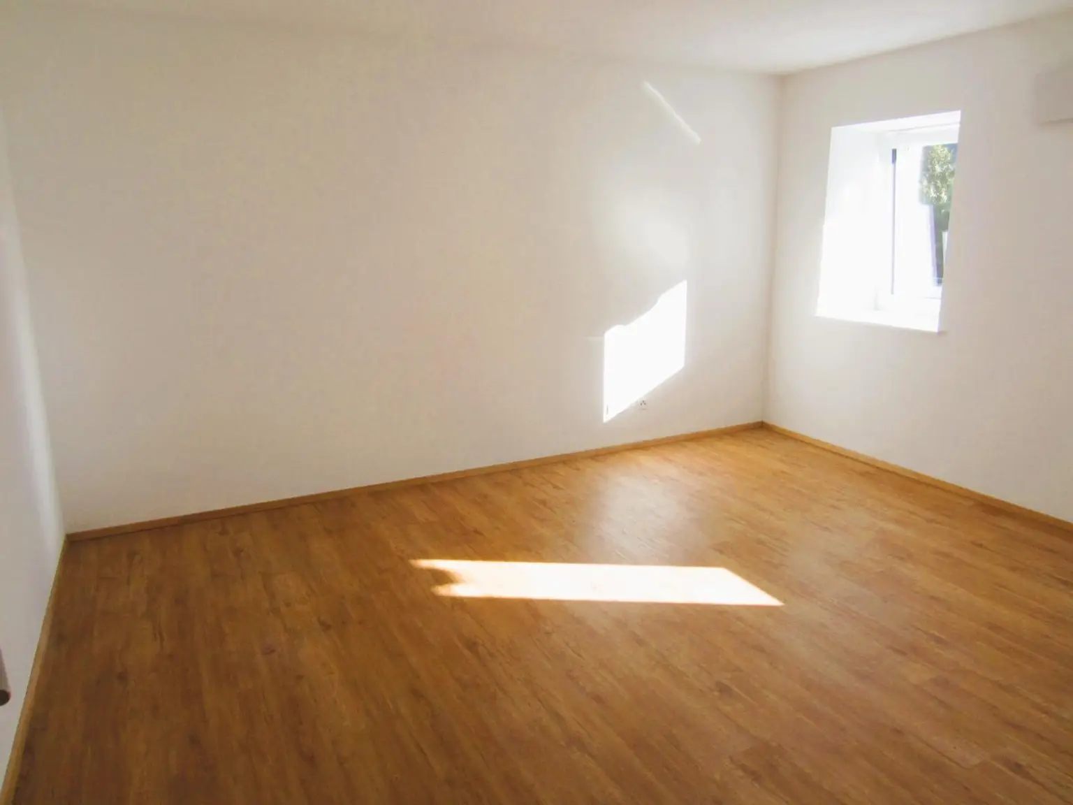 Attraktive 4-Zi.-Terrassenwohnung im 3-Parteienhaus