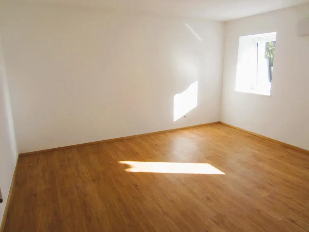 Attraktive 4-Zi.-Terrassenwohnung im 3-Parteienhaus