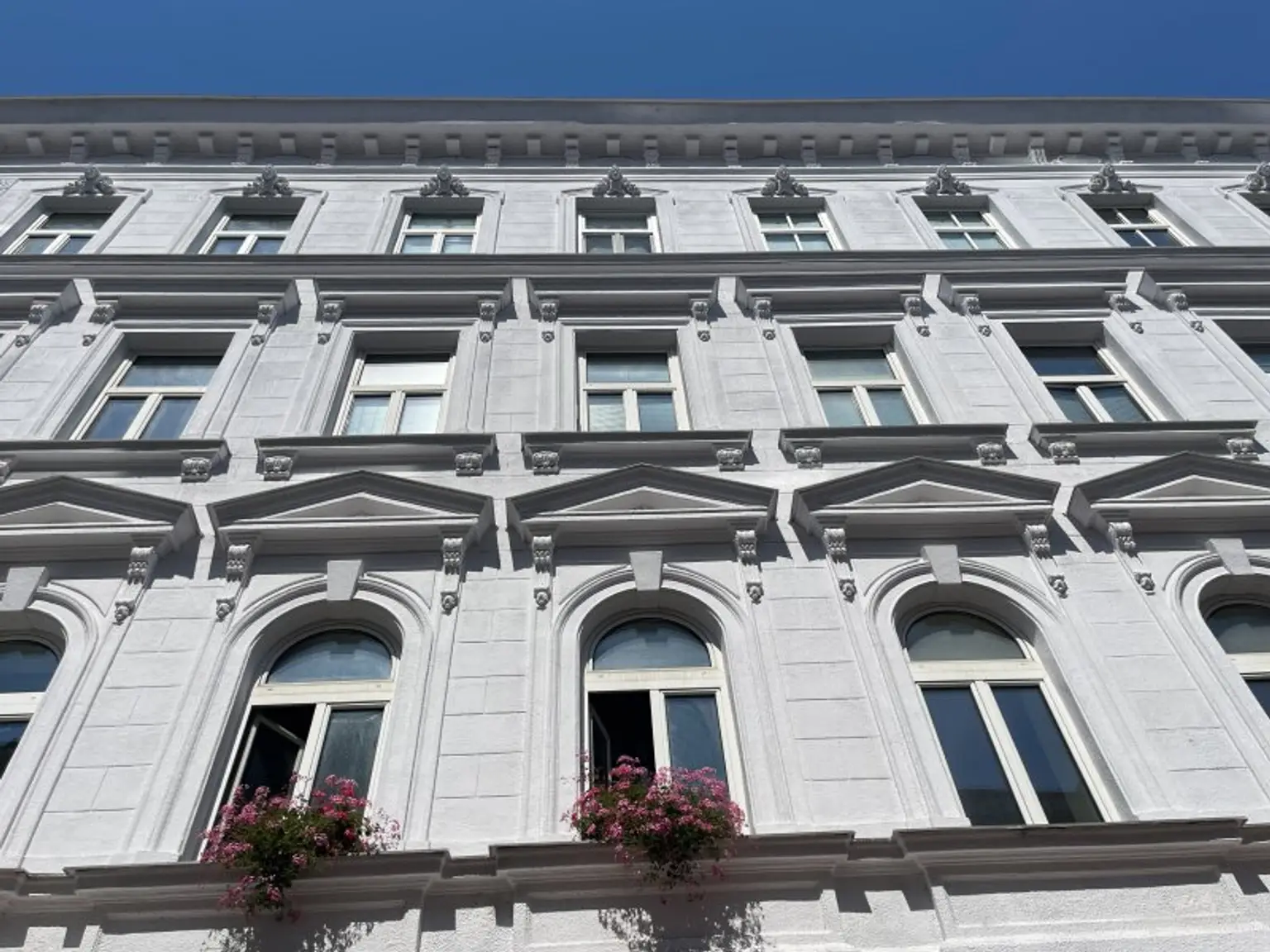 NÄHE AUGARTEN: 1-Zimmer-Altbauwohnung mit großem Gestaltungspotenzial beim Wallensteinplatz