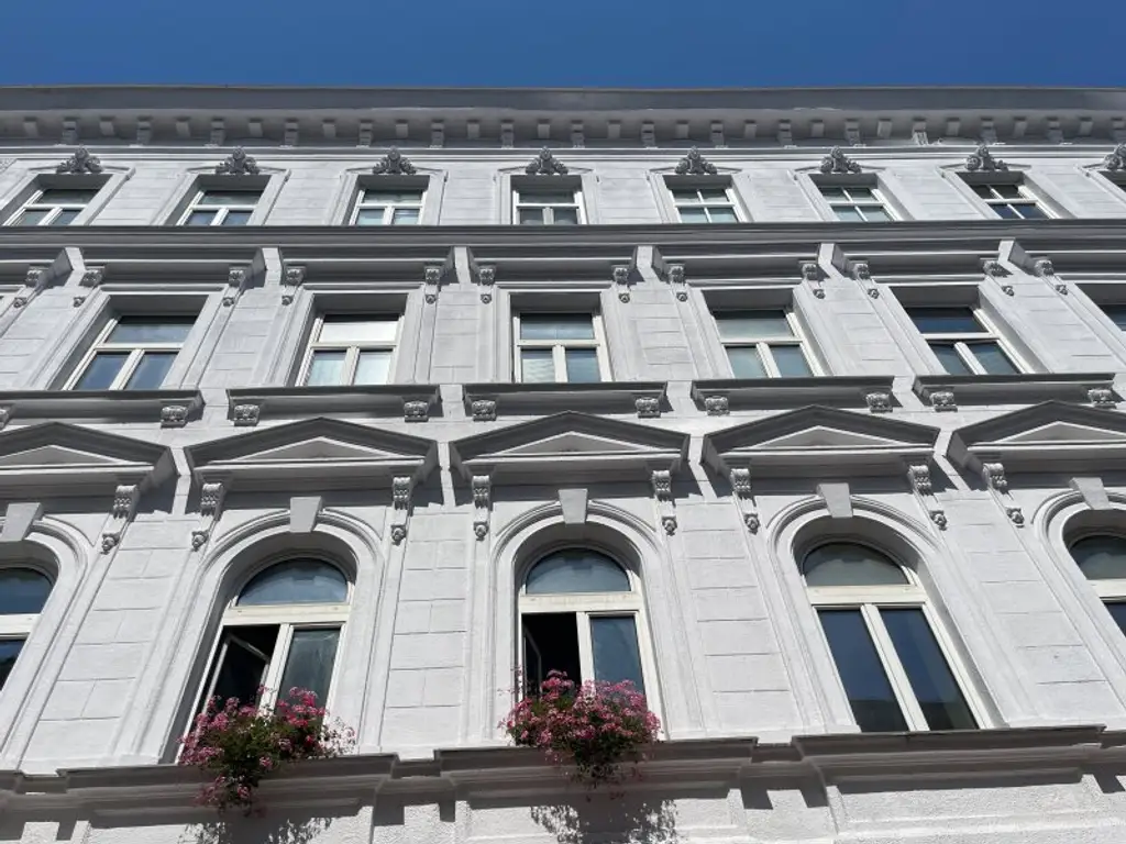NÄHE AUGARTEN: 1-Zimmer-Altbauwohnung mit großem Gestaltungspotenzial beim Wallensteinplatz