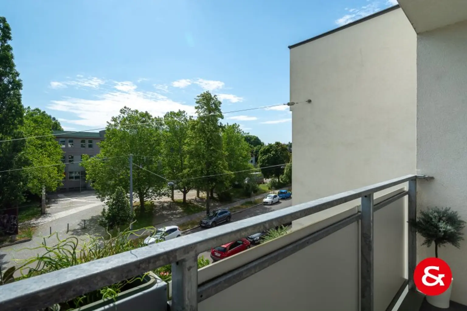 UNGLAUBLICHES PREIS-LEISTUNGSVERHÄLTNIS FÜR EINE DREIZIMMERWOHNUNG MIT LOGGIA IN GRÜNRUHELAGE!