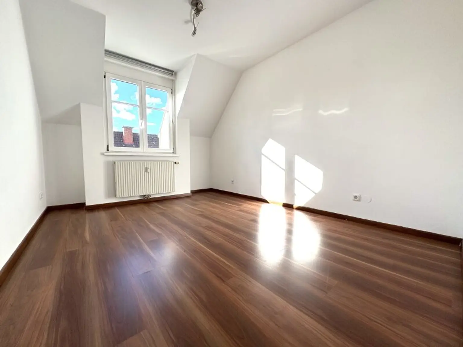 Ruhige 2-Zimmer Wohnung mit Grünblick, Terrasse + 2 Garagenplätzen