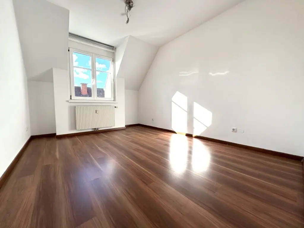 Ruhige 2-Zimmer Wohnung mit Grünblick, Terrasse + 2 Garagenplätzen