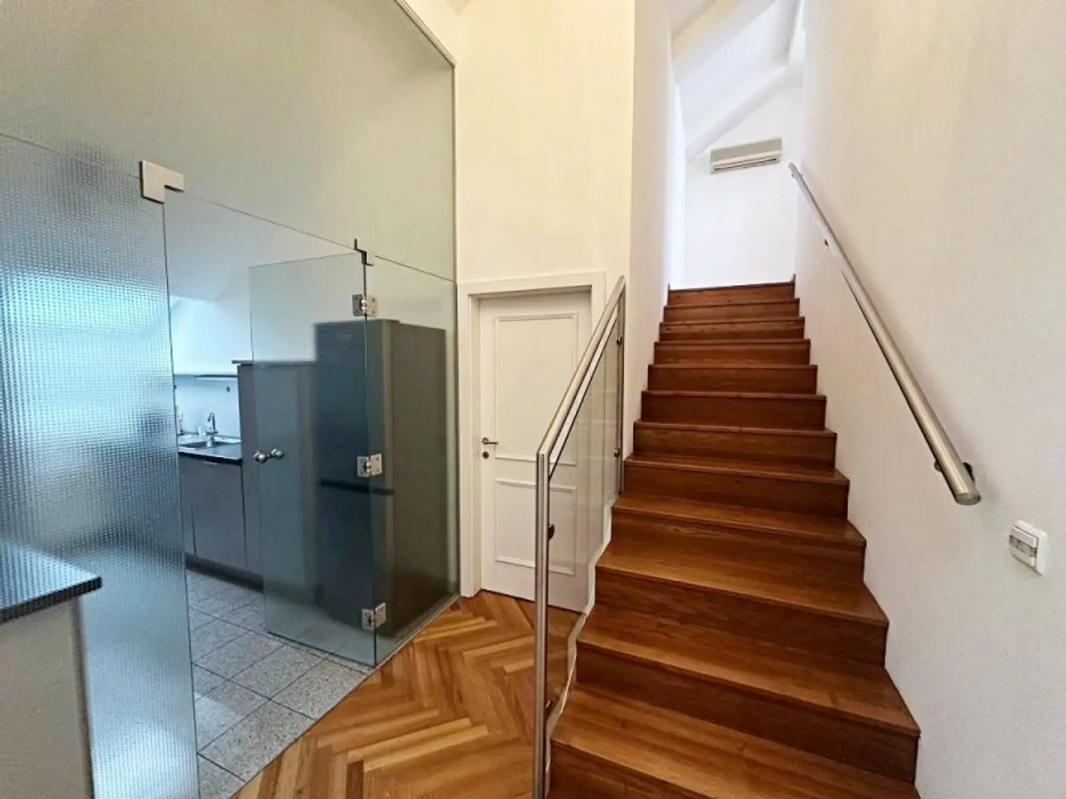 STAATSOPER-BLICK, klimatisiertes 110 m2 Dachgeschoss mit 20 m2 Terrasse, 3 Zimmer, Extraküche, 2 Bäder, Möblierung möglich