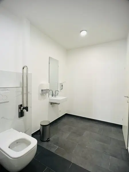 Vielseitig nutzbare, sanierte Praxis / Wohnung in zentraler Bahnhofsnähe in Brunn am Gebirge – Kauf oder Miete möglich!