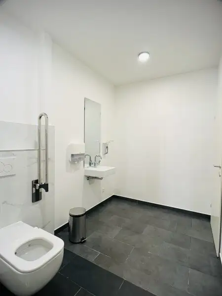 Vielseitig nutzbare, sanierte Praxis / Wohnung in zentraler Bahnhofsnähe in Brunn am Gebirge – Kauf oder Miete möglich!