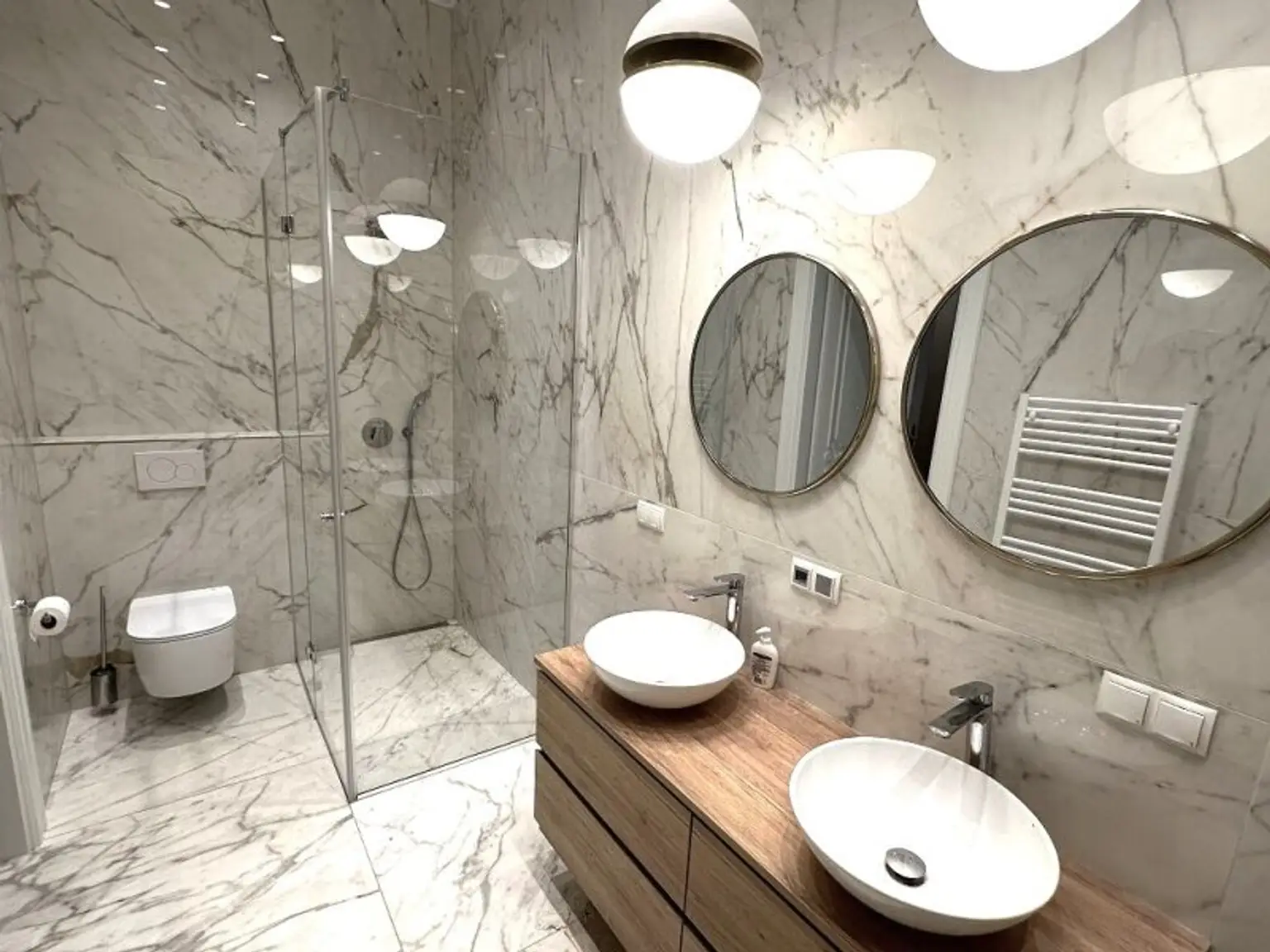 MÖLLWALDPLATZ, U1-NÄHE, 124 m2 ALTBAU, Wohnküche, 2 Zimmer, klimatisiert, 2 Bäder, Parketten, Loggia, 1. Liftstock, provisionsfrei