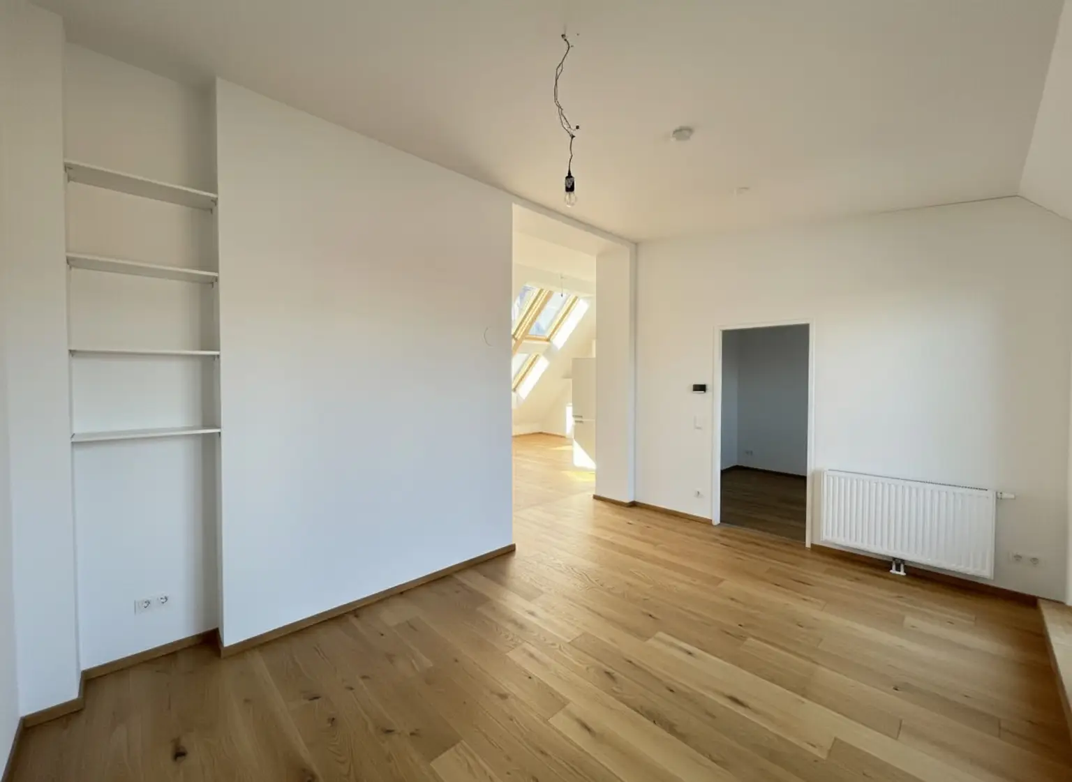 UNBEFRISTET: Attraktive, klimatisierte Dachgeschoss-Wohnung mit Balkonen und Dachterrasse und einmaligem Blick über Dächer Wiens