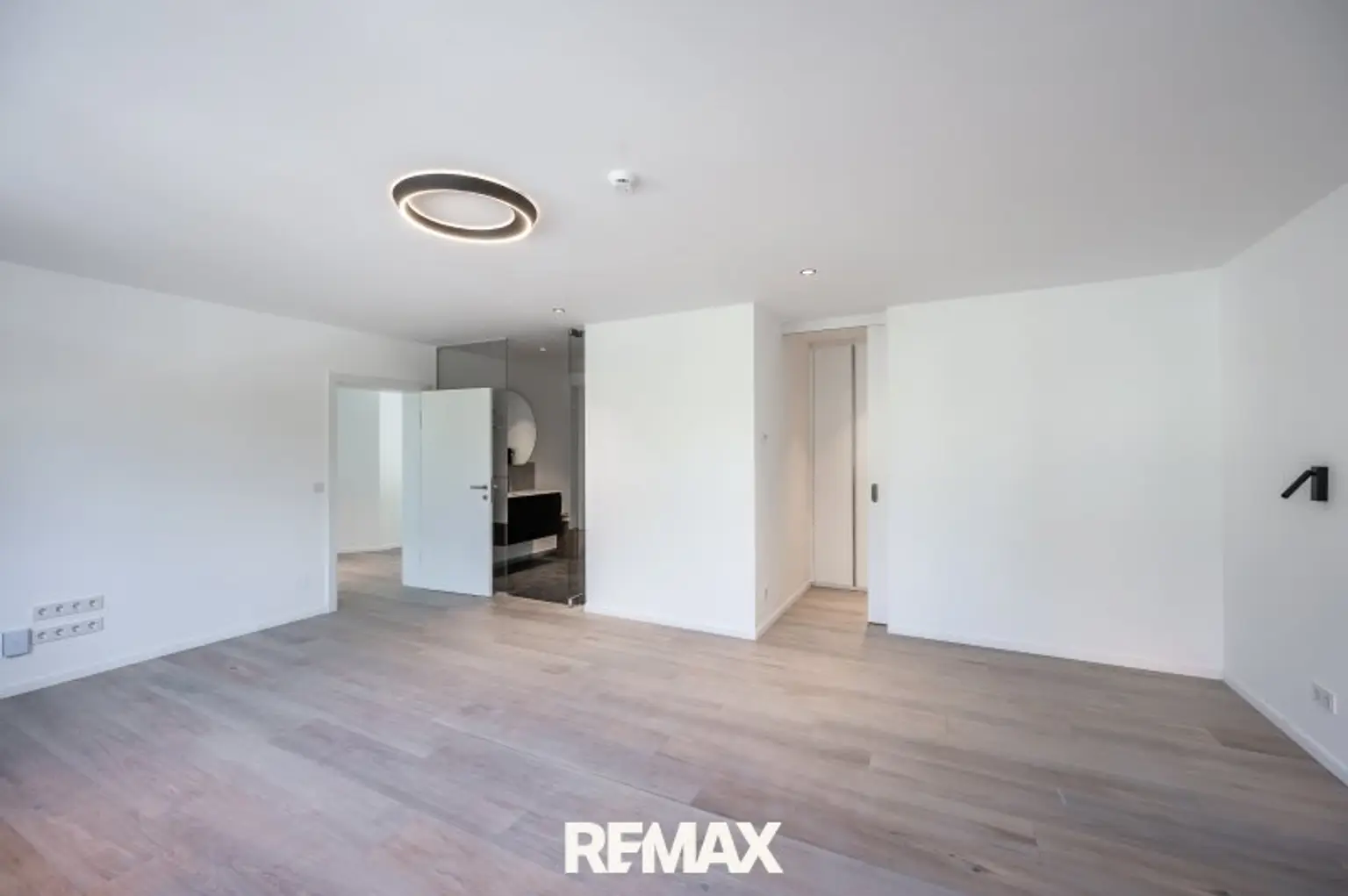Schlafzimmer mit En-Suite-Badezimmer und WC