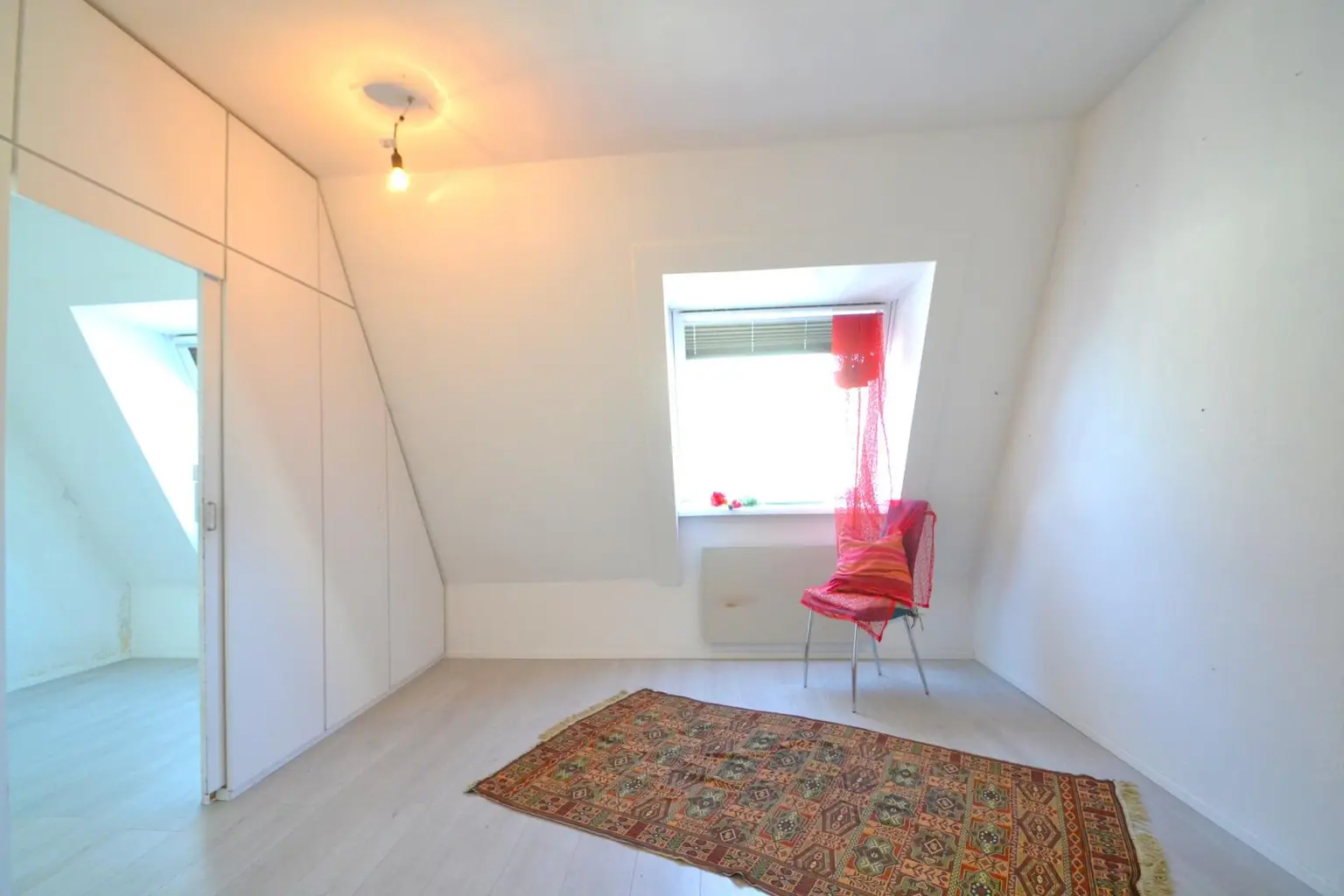 Schlafzimmer mit Schrankraum