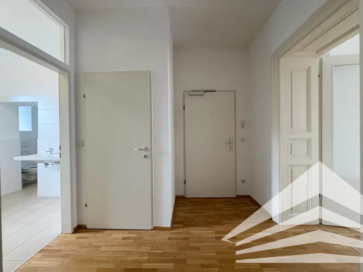 Stilvolle 2 Zimmer-Altbauwohnung mit Küche & Loggia in zentraler Lage