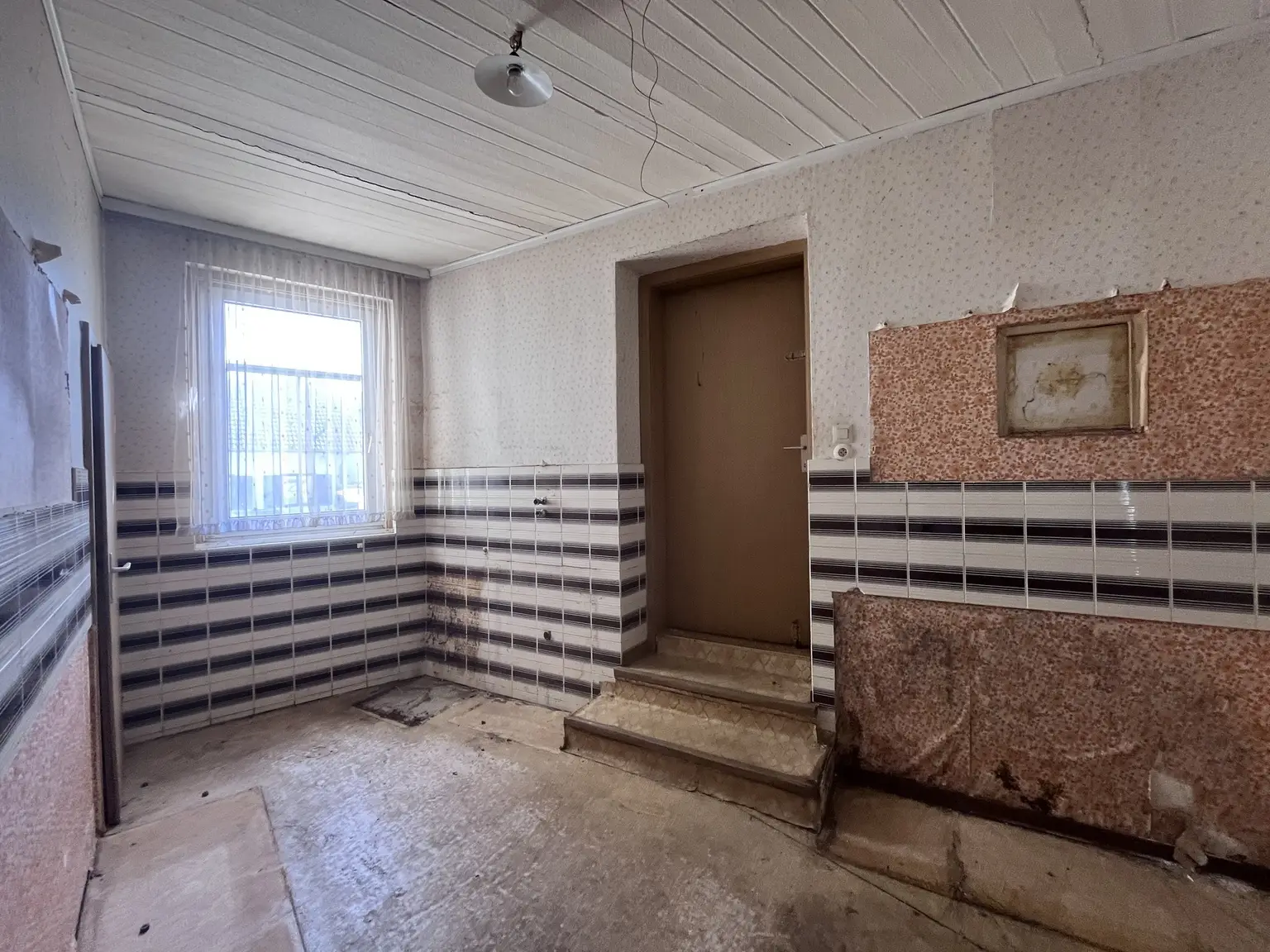 12 Zimmer Haus  mit Geschäftslokal auf 948 m2 Grundstück