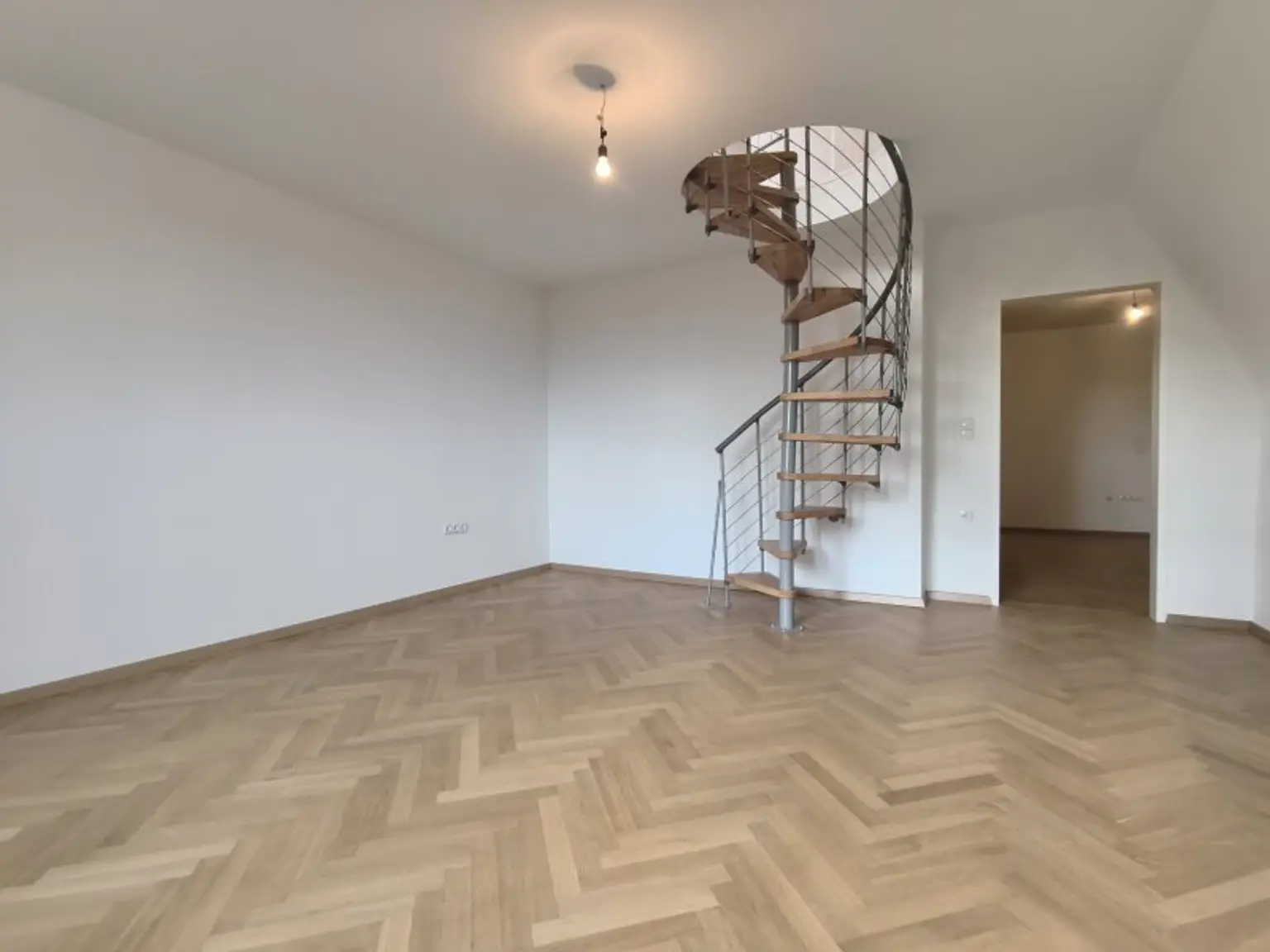 Für Ruhesuchende - 3-Zimmer-Dachgeschosswohnung im grünen 13. Bezirk – Nahe Lainzer Tiergarten
