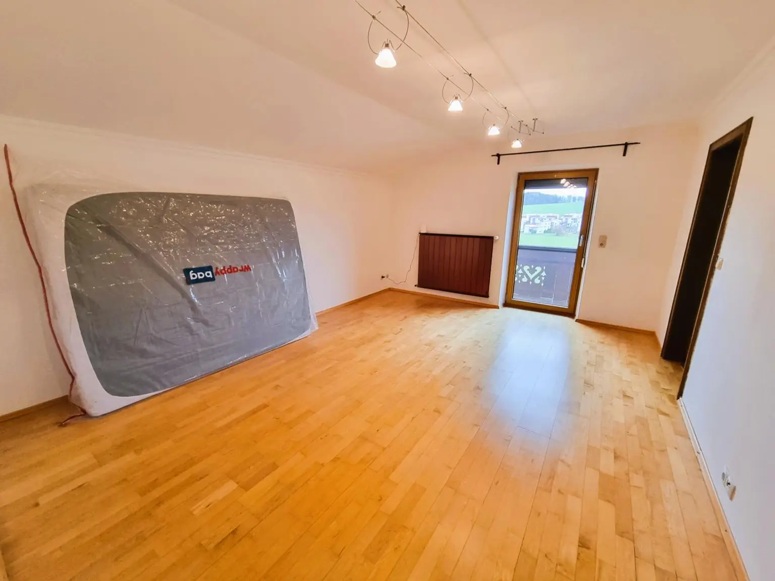 Attraktive 2-Zi.-Wohnung im Dachgeschoß mit Fernblick und Garage