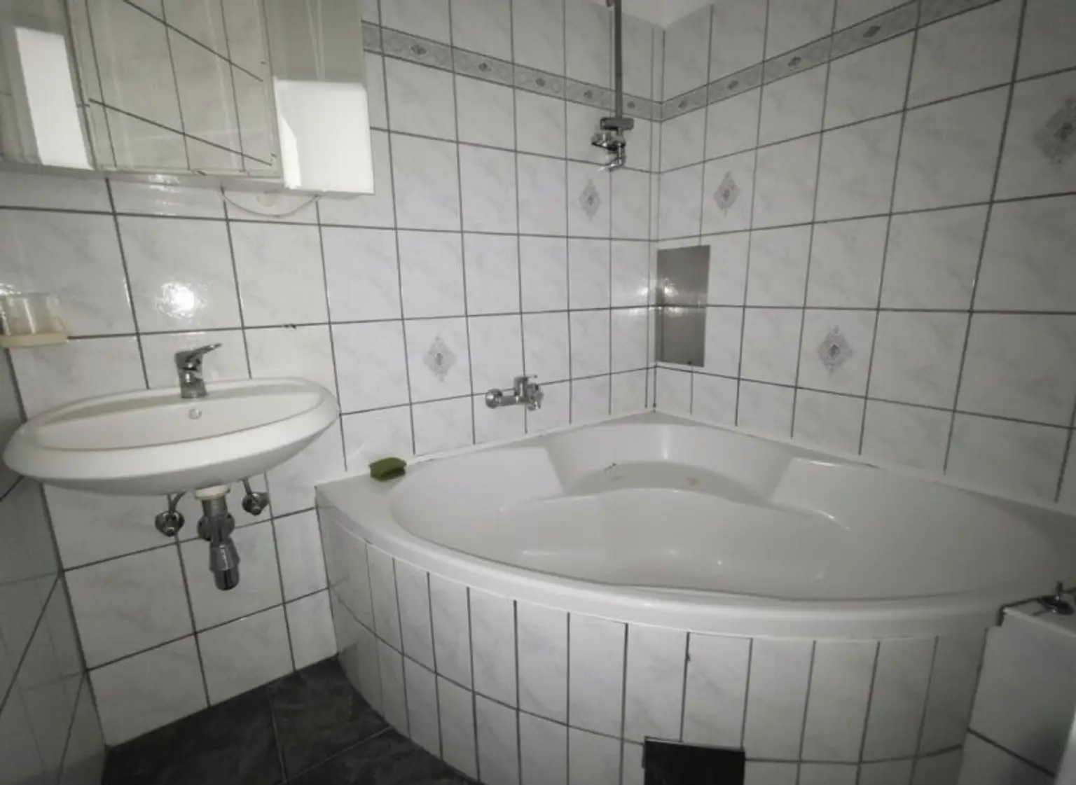 ++NEU++ 3-Zimmer Altbau-Wohnung (renovierungsbedürftig), guter Grundriss