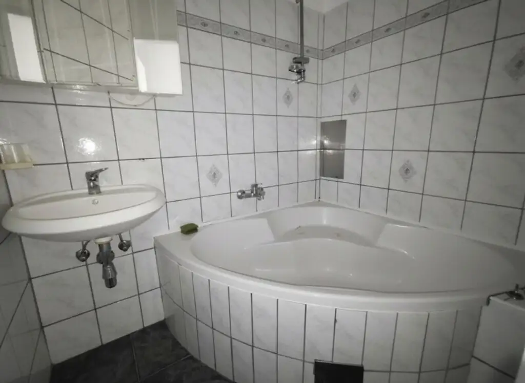 ++NEU++ 3-Zimmer Altbau-Wohnung (renovierungsbedürftig), guter Grundriss