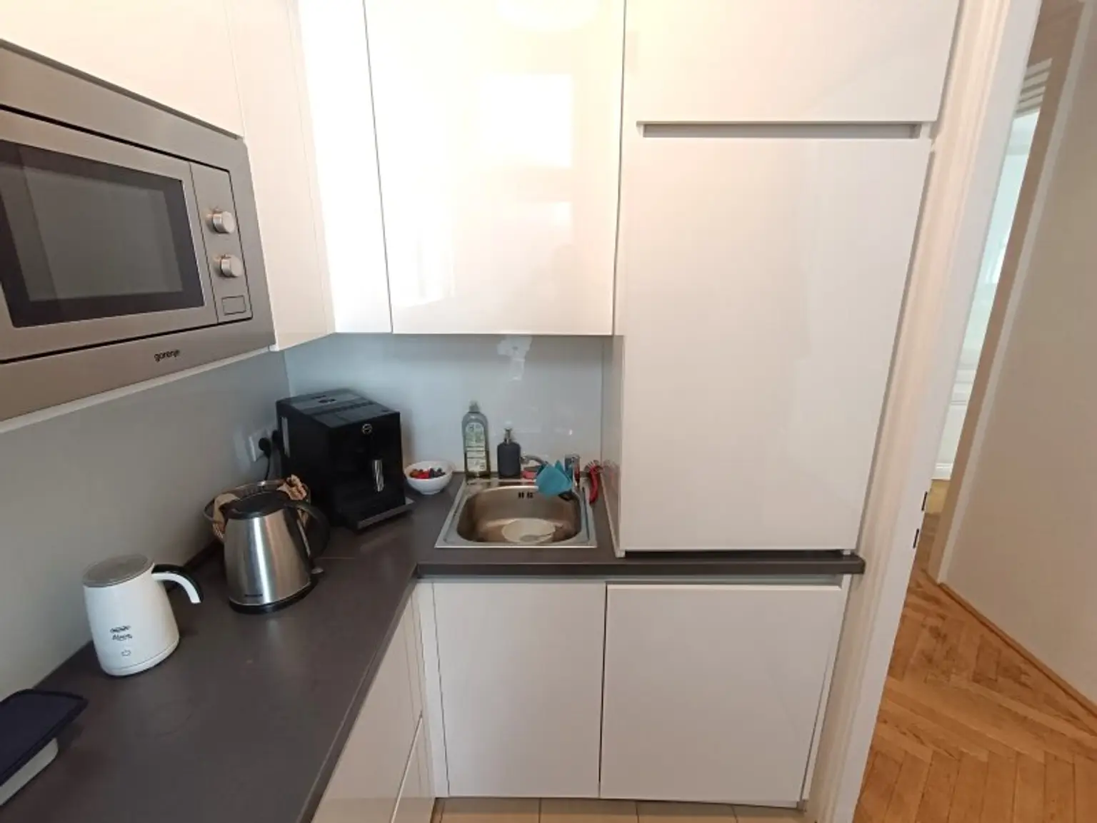 Großzügiges Büro mit Altbau-Charme im 1. Bezirk! Klimatisiert! 5 Räume! Jahrhundertwendehaus mit Lift! Nähe U2/U4 Schwedenplatz!
