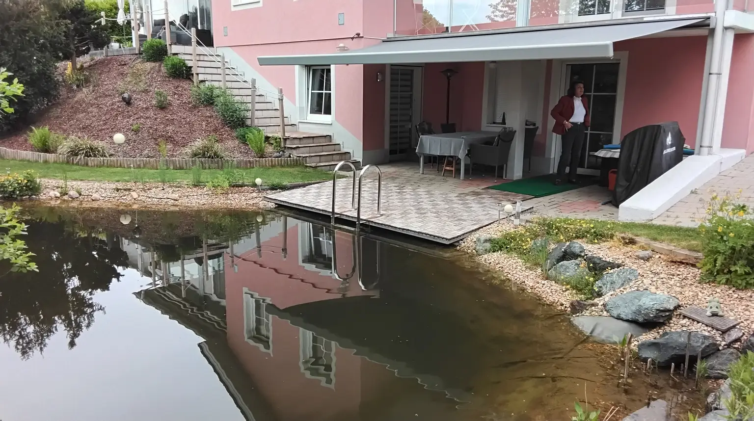 Eine Einzigartige Liegenschaft mit Schwimmteich für Wasserliebhaber