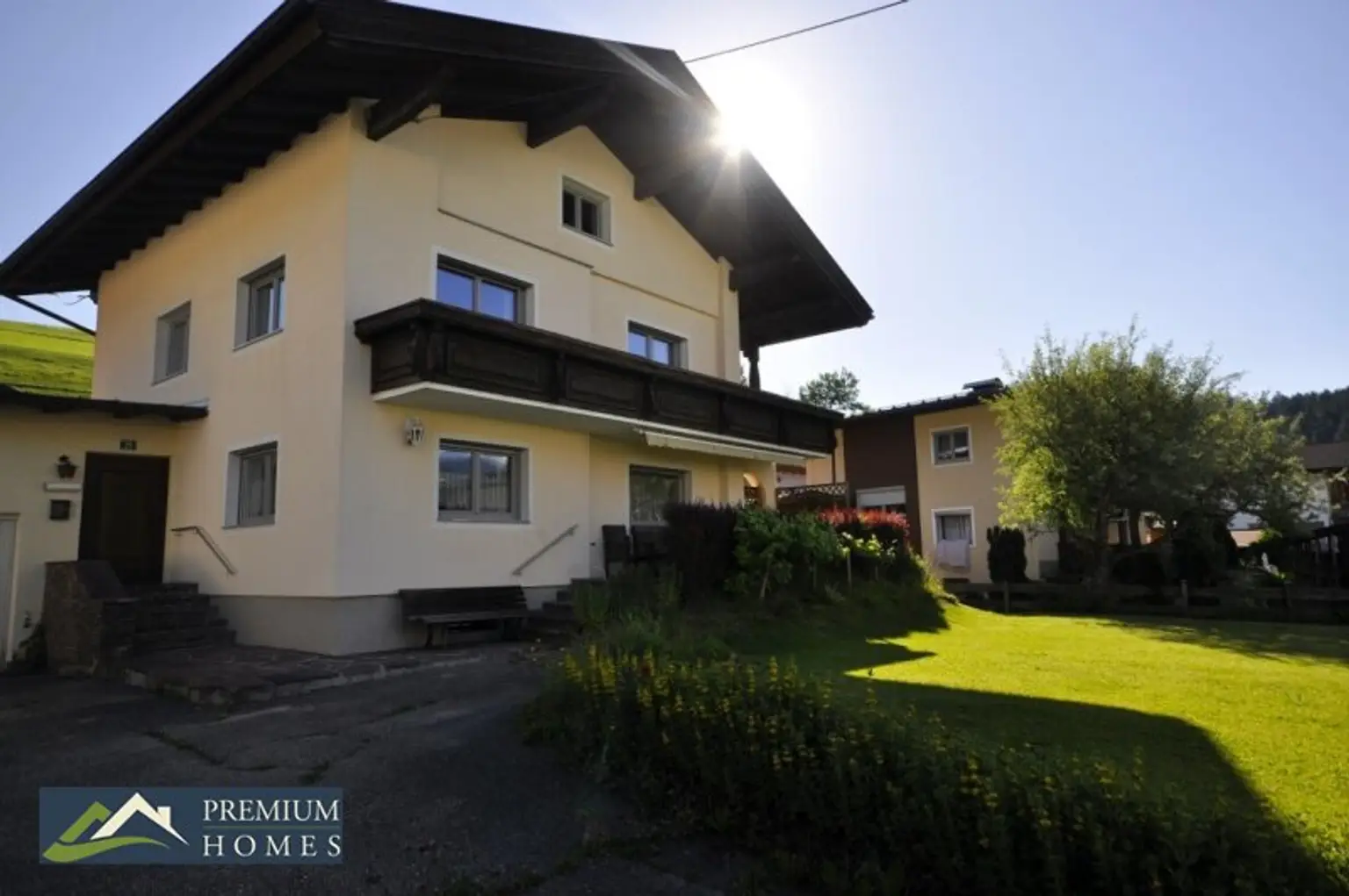 BREITENBACH am Inn - Hausansicht mit Zufahrtsbereich