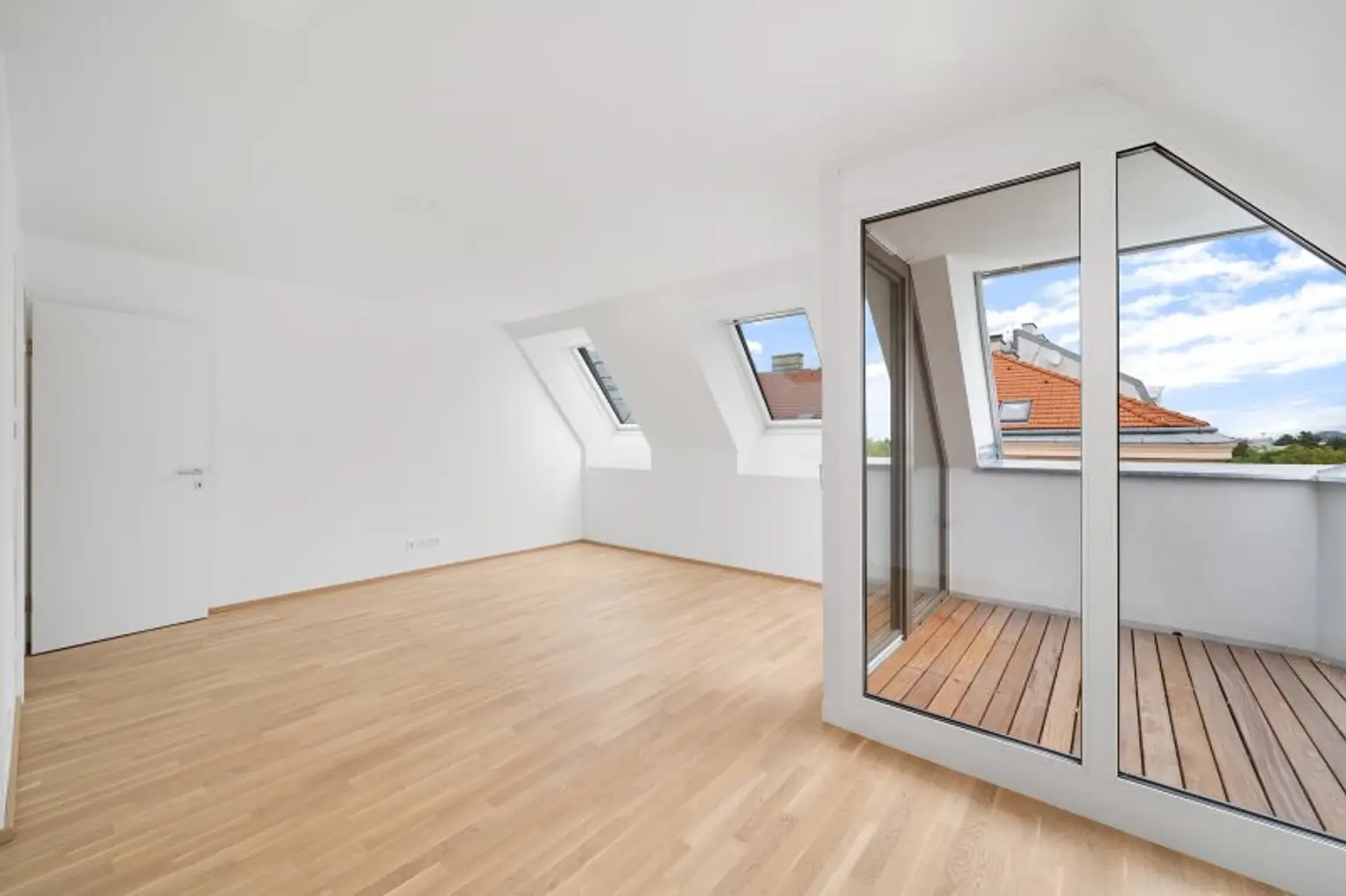 2-Zimmer-Dachgeschosswohnung (Massivbauweise) in generalsaniertem Altbau mit Loggia