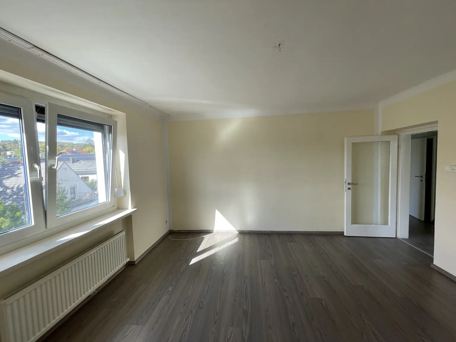 HELLE 3-ZIMMER-WOHNUNG MIT LOGGIA UND SCHÖNEM FERNBLICK - KFZ-STELLPLATZ!