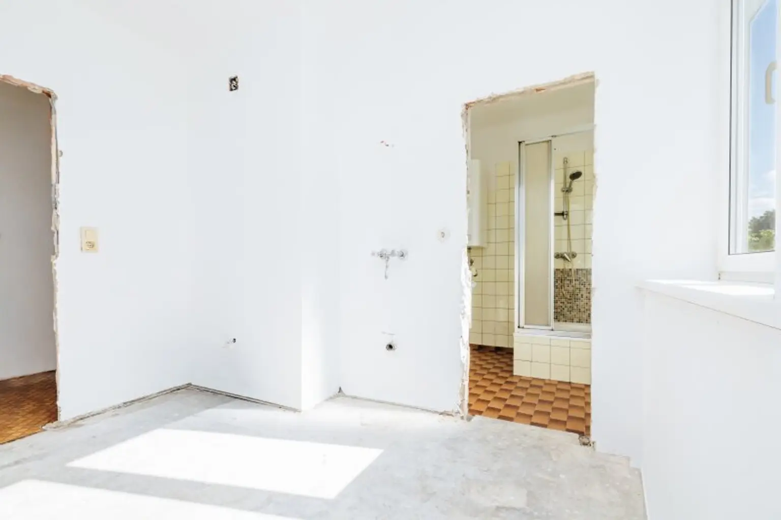 GEIDORF I ZENTRALE STADTLAGE I GRÜNBLICK I RUHIGES WOHNUMFELD I BADEZIMMER MIT DUSCHE UND FENSTER I PROJEKT WOHNEN I
