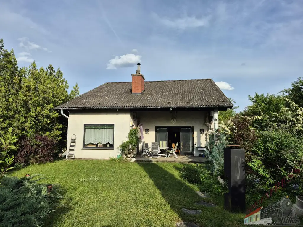 Romantisches Landhaus auf großzügigem Grundstück-Ruhelage