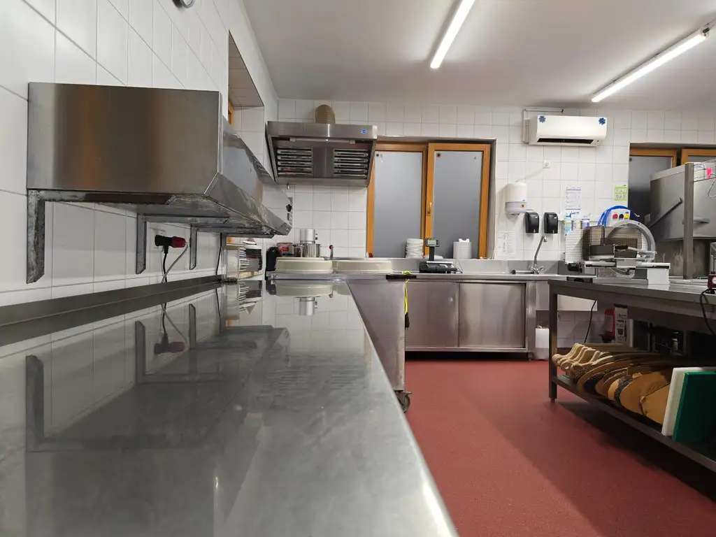 Großes Haus für Visionäre in Aussichtslage (Buschenschank, Weingärten)