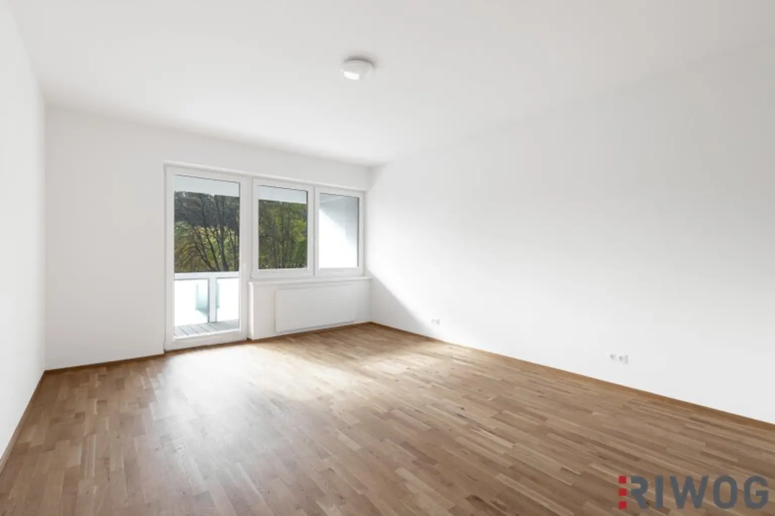 ERSTBEZUG nach Sanierung mit Blick auf Schloss Laudon  | ca. 16 m² Loggia  | Garagenplatz | Vollausgestattete Küche | Erholungsgebiet angrenzend