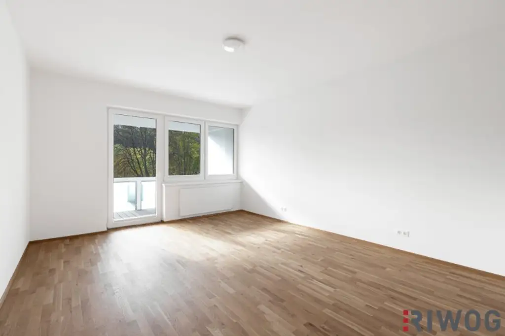 ERSTBEZUG nach Sanierung mit Blick auf Schloss Laudon  | ca. 16 m² Loggia  | Garagenplatz | Vollausgestattete Küche | Erholungsgebiet angrenzend