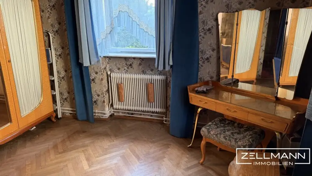 Wohnen mit Potenzial: Sanierungsbedürftiges Einfamilienhaus mit Garten und Nebengebäuden in Liesing | ZELLMANN IMMOBILIEN