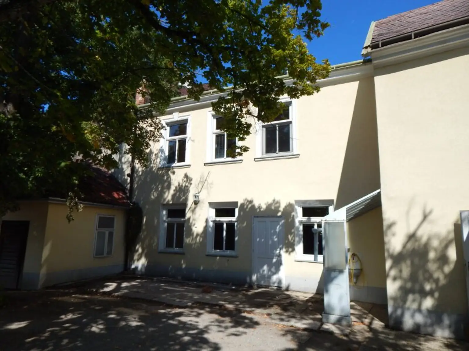 Historisches Gebäude mit großen Weinkeller mit Gewölbe im Zentrum von Perchtoldsdorf
